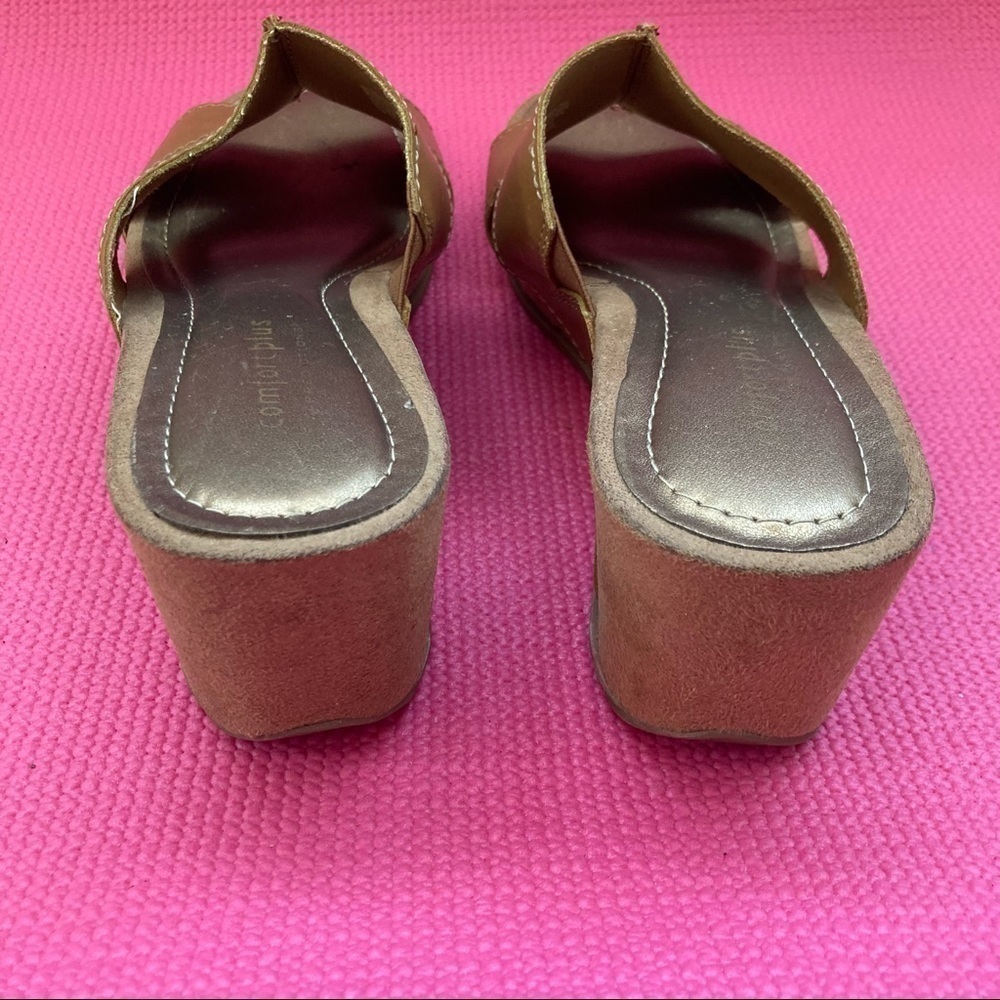 COMFORT PLUs Tan faux leather 2.75" WEDGE HEEL SLIP ON SANDALS SZ  7.5 - Picture 4 of 7